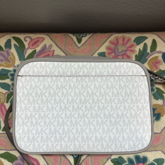 AUTHENTIC MICHAEL KORS CROSSBODY BAG. - Picture 2 of 8